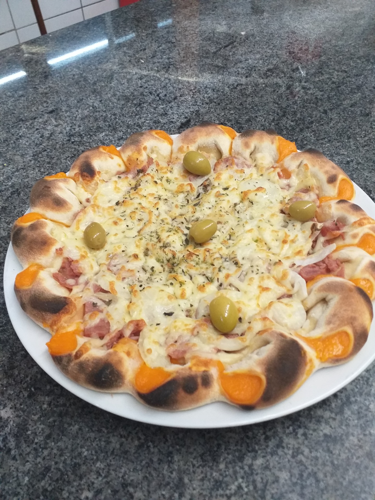 Pizza Cabrera com borda Caracol